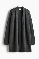 Saco largo de punto fino color gris oscuro, con lana en la trama. Diseño sin cierre, con hombros caídos y ribete acanalado en nuca, puños y bajo.