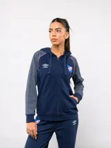 Campera deportiva con capucha y cierre frontal, de la marca Umbro para el Club Nacional de Football. Presenta un diseño en azul marino con mangas en tono gris jaspeado, detalles de vivos tricolores en los hombros y el escudo del club bordado en el pecho.
