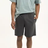 Short gris de jogging con cintura elástica y ruedo desflecado.