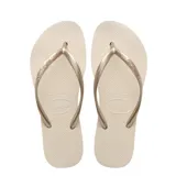 Ojotas Havaianas modelo Slim, color dorado, con tiras finas y suela con textura antideslizante.