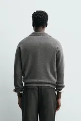 Polo de punto de corte regular, confeccionado en una mezcla de lana y cashmere. Presenta cuello solapa con abertura frontal en V, manga larga y acabados en rib en puños y bajo.