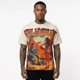 Camiseta de corte oversize con estampado gráfico estilo retro-futurista en el frente, que muestra un robot y una figura femenina en un paisaje marciano. Presenta detalles de desgaste en el cuello y mangas.