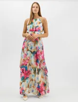 Vestido largo de chifón con estampado floral multicolor. Presenta cuello halter con plisado en el pecho, cintura drapeada y falda amplia con capas asimétricas que aportan movimiento. Incluye forro interior y cierre invisible en la espalda.