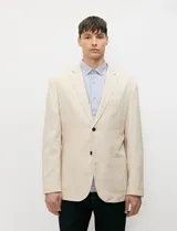 Blazer beige de medio forro confeccionado en mezcla de algodón y lino, con silueta estructurada, solapas de muesca, cierre frontal de dos botones y bolsillos con solapa.
