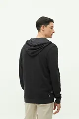 Campera de felpa color verde militar, con cierre frontal, capucha ajustable con cordones y logo estampado en el pecho.