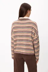 Sweater de punto con diseño de rayas horizontales multicolores en tonos marrón, verde, rosa y amarillo. Presenta cuello redondo, mangas largas y corte holgado.