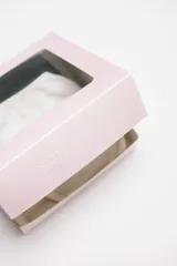 Bombacha tipo vedetina de algodón con ribetes suaves y laterales regulables. Diseño básico y cómodo, confeccionado en tejido transpirable.