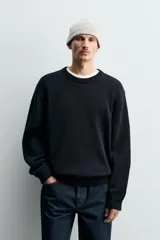 Jersey de punto con cuello redondo y manga larga, de corte regular fit con terminaciones en rib.