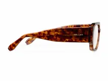 Armazón de receta con diseño oversized de estilo aviador y doble puente. Presenta un frontal flat-top con montura de carey.
