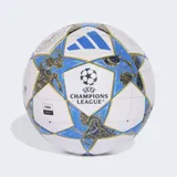 Balón de fútbol Adidas League Stage, réplica del balón oficial de la UEFA Champions League 25/26. Diseño principal blanco con paneles en forma de estrella en azul y detalles dorados, incluyendo ilustraciones de un carnero (signo zodiacal) y elementos astronómicos.