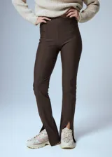 Calza semi-oxford color marrón oscuro de lycra gruesa, tiro alto y corte ajustado.