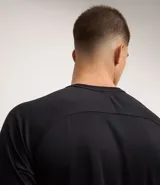 Remera deportiva negra de poliéster con tecnología Dry, cuello redondo, manga larga y estampa lettering en el pecho.