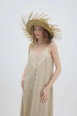 Vestido midi lencero marrón de lino, con escote en V pronunciado con aplique de encaje en contraste, breteles regulables y botonadura frontal decorativa.