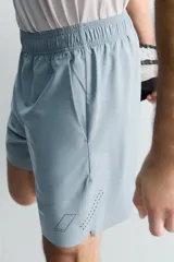 Pantalones deportivos cortos de Zara Athleticz, confeccionados en tejido técnico ligero y elástico. Presentan cintura elástica ajustable con cordón interior, bolsillos frontales, bajo con perforaciones decorativas y aberturas laterales, con detalle de logo estampado en la pierna.
