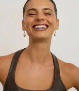 Kit de tres pares de caravanas de metal reciclado. Incluye un par pequeño en formato de pétalo, un par en formato de hoja y un par en formato de flor. Todas las caravanas son doradas, tienen cierre de tornillo y superficie irregular con relieve.