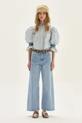 Jean de mujer, modelo pierna recta, en color celeste claro.