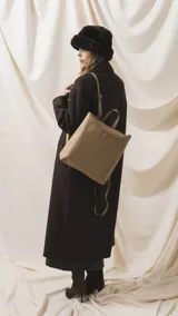 Mochila de diseño moderno y funcional, confeccionada en símil cuero con textura granulada. Cuenta con un bolsillo frontal con broche, cierre principal superior, manija superior y correas ajustables. Incluye logo de la marca grabado en el frente.