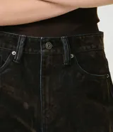 Pantalón de jean marrón con acabado aterciopelado, de corte recto y cintura alta, con bolsillos y pespuntes contrastantes.