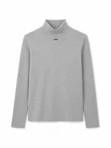 Polera de manga larga en color negro, con cuello alto tipo tortuga y diseño ajustado al cuerpo.