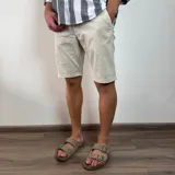 Bermuda de gabardina color marrón claro, corte recto, con bolsillos laterales y traseros.