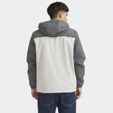 Campera ligera con capucha y cierre frontal, diseño color block en negro, marrón y beige. Cuenta con interior de polar y puños elásticos.