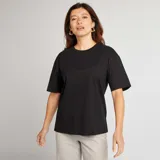 Camiseta de manga corta, cuello redondo y calce oversize en color negro liso.