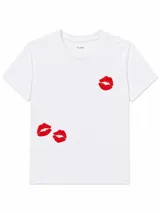 Remera color off-white con cuello redondo y manga corta, de corte clásico. Cuenta con un diseño gráfico central que incluye un cuadrado rojo, la palabra "Cherry" en tipografía cursiva roja, un dibujo de cerezas atadas con un lazo celeste y la frase "Ma chérie" en la parte inferior.