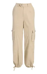 Pantalón cargo color beige de tiro alto, con bolsillos laterales con solapa y ajuste con lazos en los tobillos.