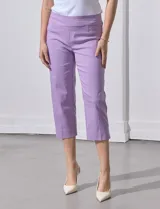 Pantalón capri de gabardina elastizada color beige, marca Zac & Reachel. Pretina ancha elastizada. Delantera y trasera con bolsillos simulados.