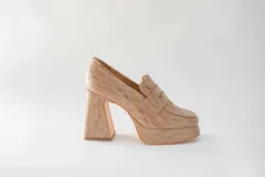 Mocasines color beige con estampado de piel de cocodrilo, plataforma y tacón cuadrado.