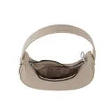 Cartera tipo hobo de diseño semicircular, color beige, con textura granulada. Presenta un detalle de labios grabado en la parte superior central y el logo de la marca en la parte inferior. Cuenta con un asa fija para llevar al hombro y cierre superior.