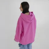 Canguro color marrón con capucha, cierre frontal parcial, bolsillo canguro y cordón ajustable en el dobladillo. Tiene un estampado blanco en el pecho con el texto "PULAU DESIGN DEPT." y un parche amarillo en la manga izquierda.