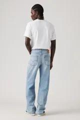 Pantalón de jean celeste de corte recto y holgado. Tiro medio, con bolsillos delanteros y traseros.