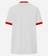 Remera blanca de algodón con mangas cortas, cuello redondo y ribetes rojos en contraste. Presenta estampa frontal de Strawberry Shortcake y lettering con texto en inglés y rojo.
