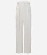 Pantalón wide leg de cintura alta, confeccionado en viscolino color blanco, con trabillas en la cintura, elástico atrás de la cintura, cierre tradicional, pliegues y cinturón de cuerda.