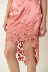 Vestido corto de satén de seda color paprika, con breteles finos, busto de tul drapeado y apliques de tul bordado.