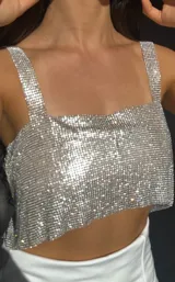 Top corto plateado con strass, breteles anchos y espalda regulable.