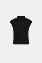 Top negro de tejido de punto, corte ajustado, con cuello alto y mangas sisa caídas.