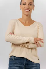 Remera de manga larga color beige, con escote redondo levemente abierto y calce regular. Confeccionada en tejido suave, liviano y con leve elasticidad.