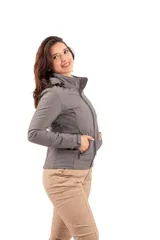 Campera marrón de neopreno con cierre frontal y bolsillos laterales con cierre.