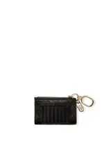 Estuche para tarjetas negro con diseño acolchado y textura tejida, con tarjetero transparente en la parte posterior, cierre con cremallera y herrajes metálicos dorados que incluyen un llavero y dijes con el logo de la marca.