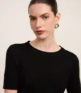 Blusa básica de punto color naranja, con cuello redondo y mangas cortas con barra contrastante.