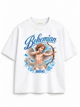 Remera boxy blanca de algodón pesado con estampa frontal estilo renacentista de un cupido con arco y flecha sobre nubes y el texto "Bohemian BHDG".