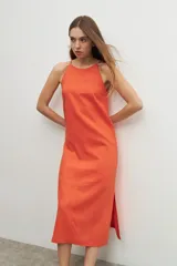 Vestido midi color naranja de lino, con breteles finos y tajos laterales.