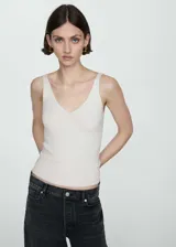Musculosa blanca de punto fino con tirantes finos y escote en V.