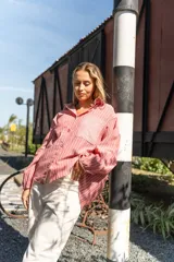 Camisa oversize de lino a rayas verticales color salmón y blanco, con bolsillo de parche en el pecho y botones al tono.