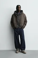 Cazadora relaxed fit de tejido técnico repelente al agua, con interior forrado en tejido polar. Presenta capucha ajustable, cierre frontal con cremallera, bolsillos con cierre en pecho y cadera, y puños y bajo con elástico.