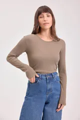 Remera de manga larga ajustada al cuerpo, con cuello redondo y diseño básico.