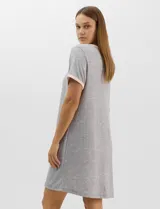 Camisón corto de corte recto y textura acanalada, color azul marino con estampado floreado en tonos celestes y blancos. Presenta mangas cortas y escote en V con aplicación de pequeños botones.