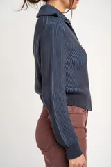 Cardigan tejido de algodón en color marrón, con cuello solapa, cierre frontal completo con cremallera y diseño de canalé ancho.